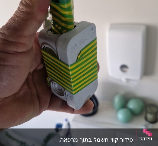 חיבור כבלים עם סרט בידוד ירוק צהוב